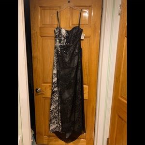 Women Evening Prom Dress Size 4 Black and White. NWT.